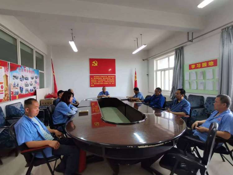 運輸采供黨支部召開黨員大會，組織主題教育集中學(xué)習(xí)。